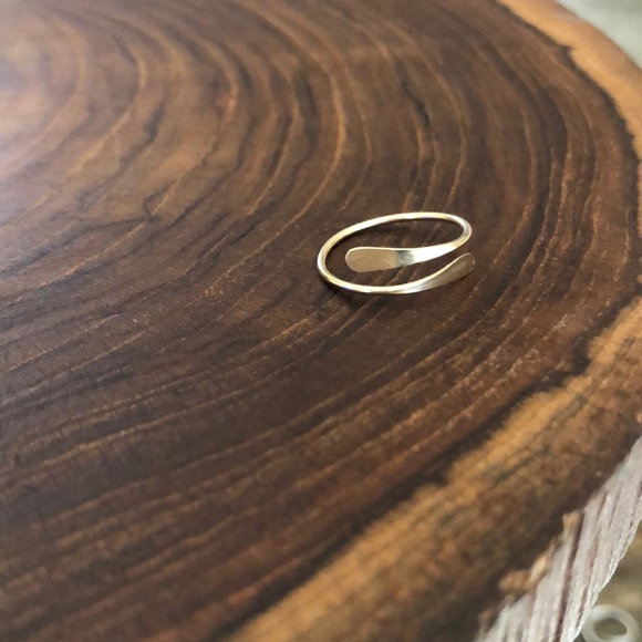 Hammered flat semi spiral toe ring - Picture 2 of 5